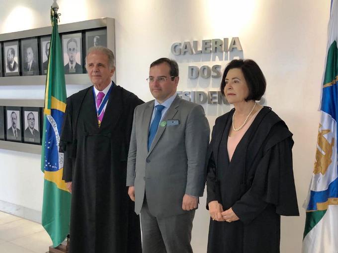 O conselheiro Ivan Bonilha, presidente do Instituto Rui Barbosa (IRB), entre o novo presidente do TCU, ministro José Mucio Monteiro, e a vice, Ana Arraes. Foto: Divulgação