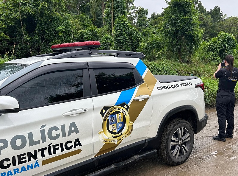 Perita da Polícia Científica do Paraná, vinculada à Secretaria de Estado da Segurança Pública (Sesp-PR), em trabalho realizado na Operação Verão de 2024, no Litoral do Estado. Foto: Agência Estadual de Notícias.