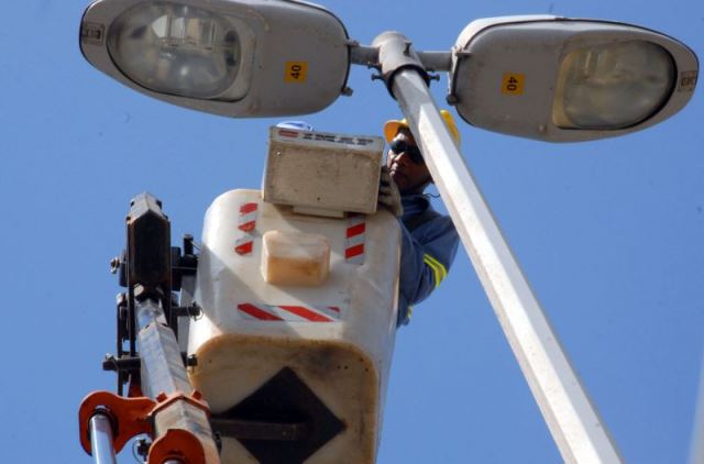Trabalho de manutenção de iluminação pública urbana. Foto: Divulgação