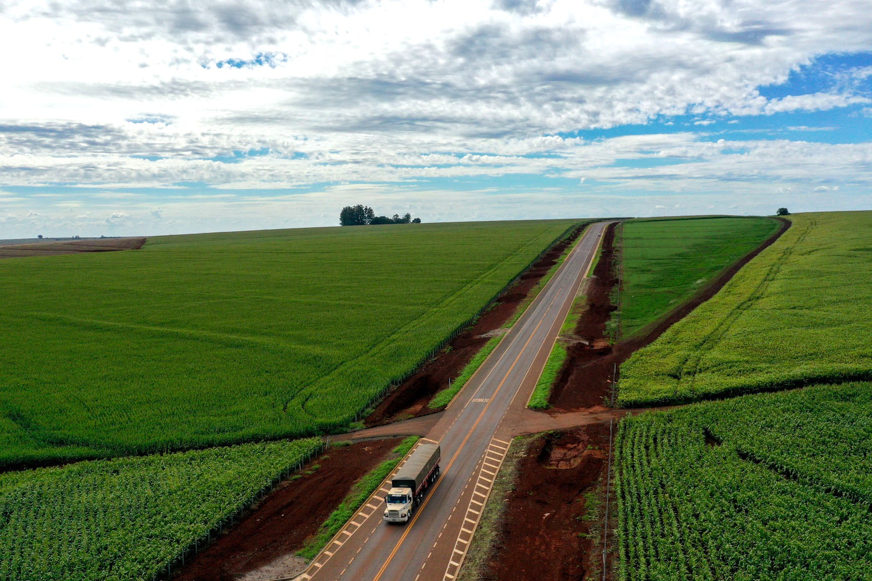 Trecho da Rodovia PR-293 entre os municípios de Toledo e Assis Chateaubriand, no Oeste do Paraná