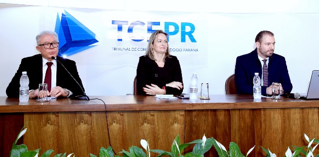 A mesa do debate sobre Compliance e Gestão de Riscos: Luiz Alberto Blanchet, Ely Célia Corbari e Rodrigo Pironti Aguirre de Castro. Foto: Wagner Araújo/Divulgação TCE-PR