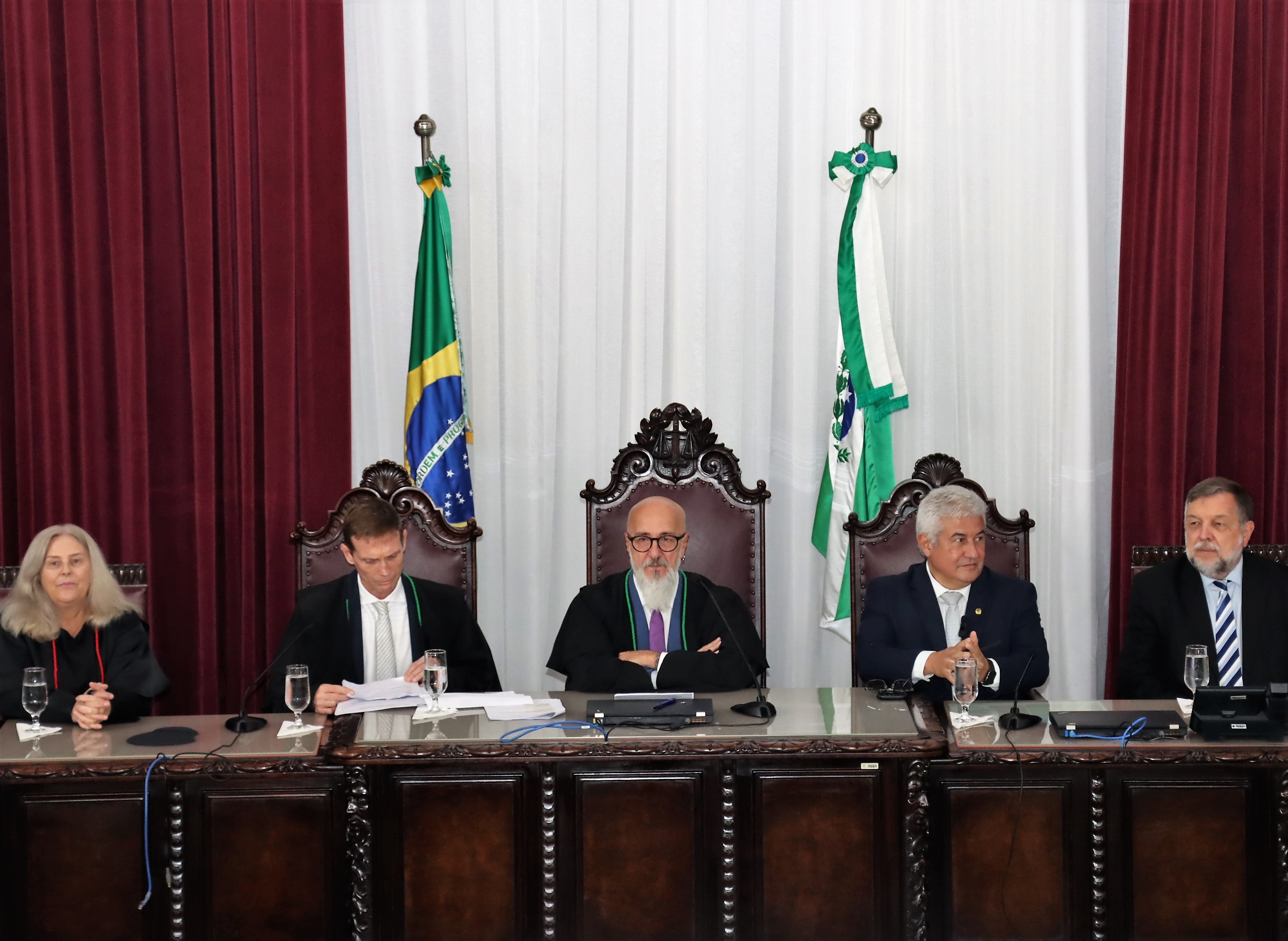 Mesa da solenidade de entrega do Colar Barão do Serro Azul ao senador Marcos Pontes, realizada no Plenário do TCE-PR, em Curitiba. Foto: Fabiano Contador/Divulgação TCE-PR