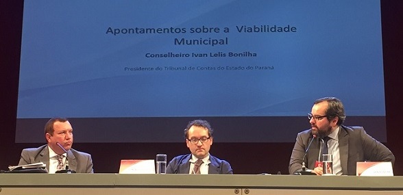 Em debate no 2º Congresso Internacional de Controle e Políticas Públicas, o presidente, conselheiro Ivan Bonilha (à direita), apresenta o estudo Apontamentos sobre a Viabilidade Municipal, realizado pelo TCE-PR. Foto: Divulgação