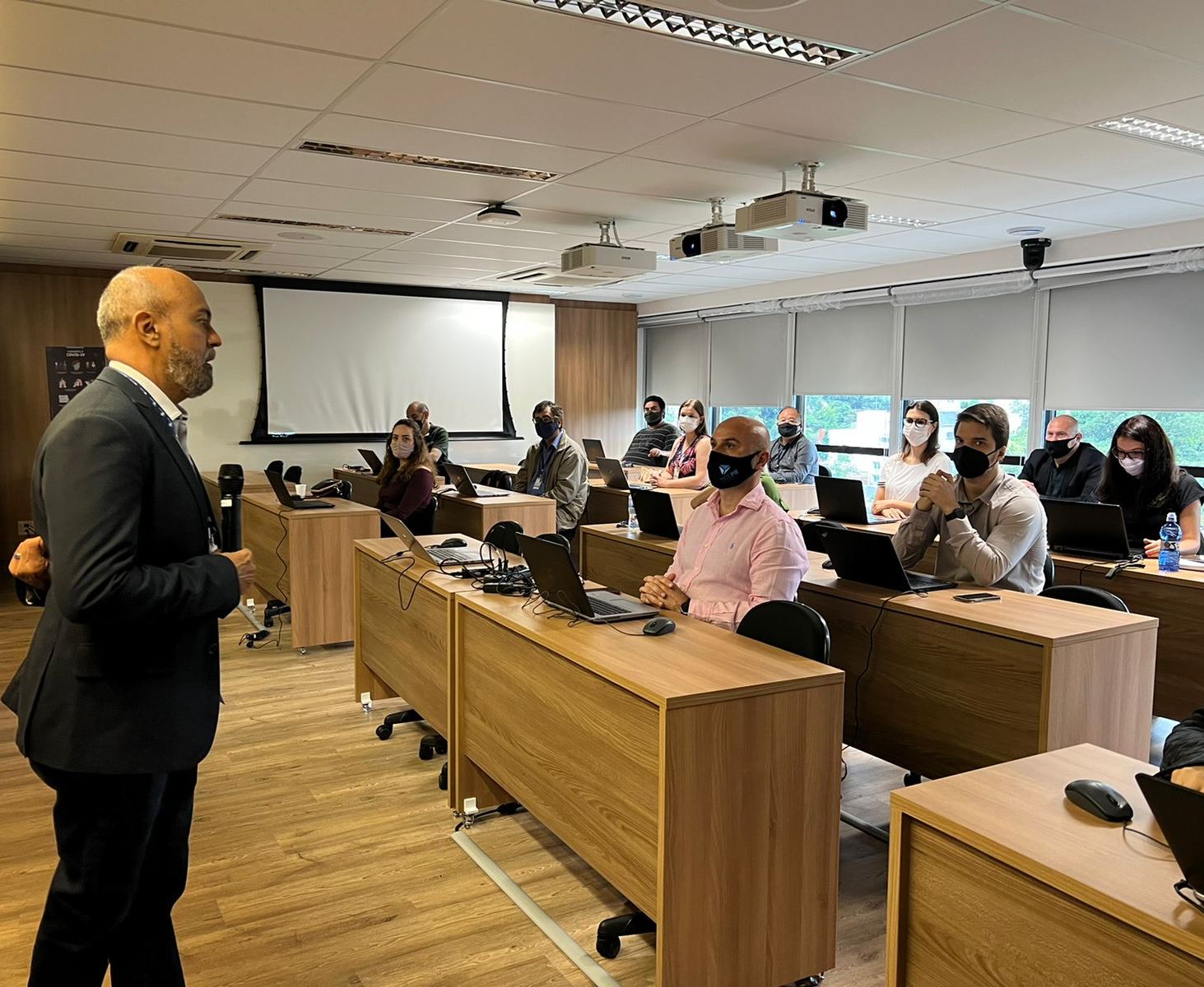Wilter de Araújo Cavalcanti, diretor de Tecnologia da Informação do Tribunal de Contas do Estado de Roraima (TCE-RR), ministra capacitação a servidores do TCE-PR sobre o Sistema Eletrônico de Informações (SEI). Foto: Divulgação/TCE-PR