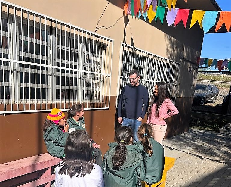 Os auditores de controle externo do TCE-PR Nayara Carpes e Everton Folletto conversam com alunos de escola do Município de Imbaú, durante execução de auditoria na área da Educação. Foto: TCE-PR/Divulgação