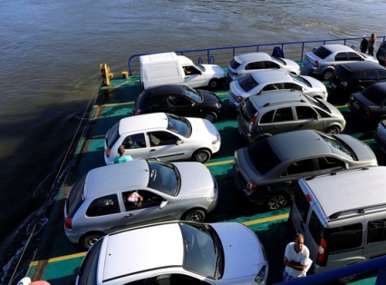 Transportando veículos e pessoas, ferry boat faz a travessia da Baía de Guaratuba, entre os municípios de Matinhos e Guaratuba, no Litoral do Paraná. Foto: Divulgação