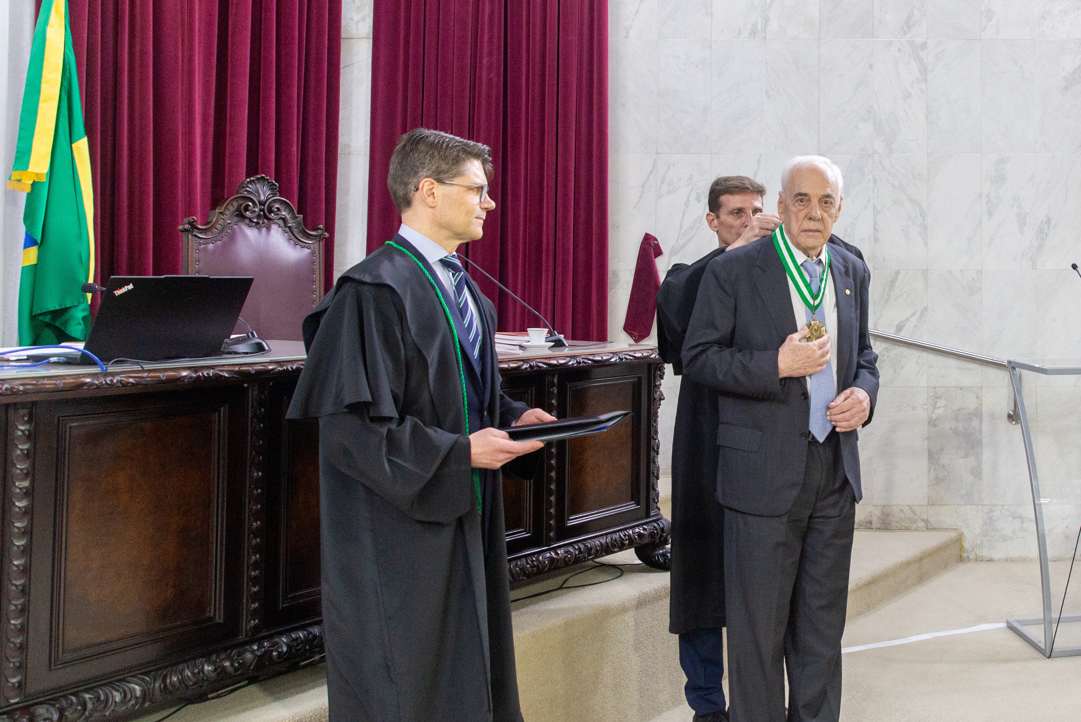 Os conselheiros Ivens Linhares e Fabio Camargo com o ex-ministro Reinhold Stephanes durante Sessão Solene do TCE-PR