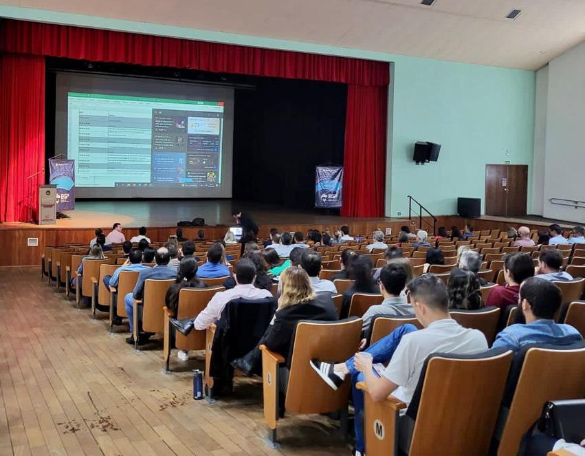 Participantes do curso "Desjudicialização de Executivo Fiscal" realizado no Cine-Teatro Fénix, em Apucarana, nesta terça-feira (5 de abril). Foto: TCE-PR/Divulgação