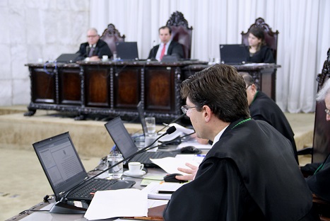 Conselheiro Ivens Linhares relata processo em sessão plenária do TCE-PR