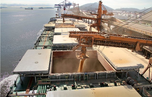 Carregamento de navio graneleiro no Porto de Paranaguá, administrado pela Appa. Foto: Divulgação