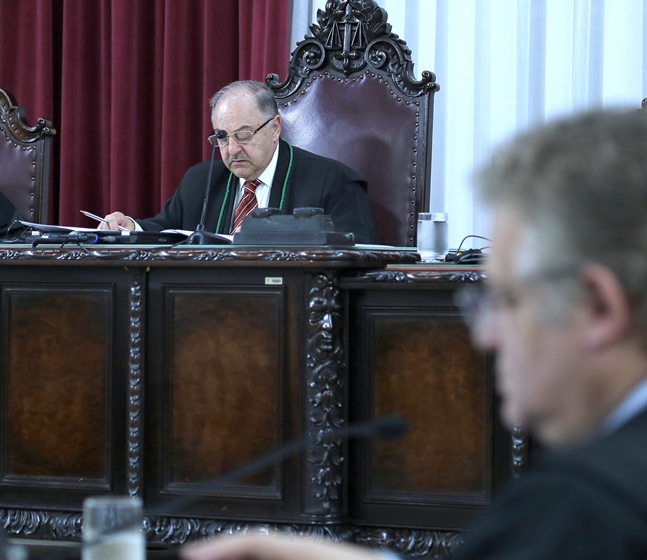 O conselheiro Artagão de Mattos Leão relata processo em sessão da Segunda Câmara do TCE-PR, a qual preside. Foto: Wagner Araújo/Divulgação TCE-PR