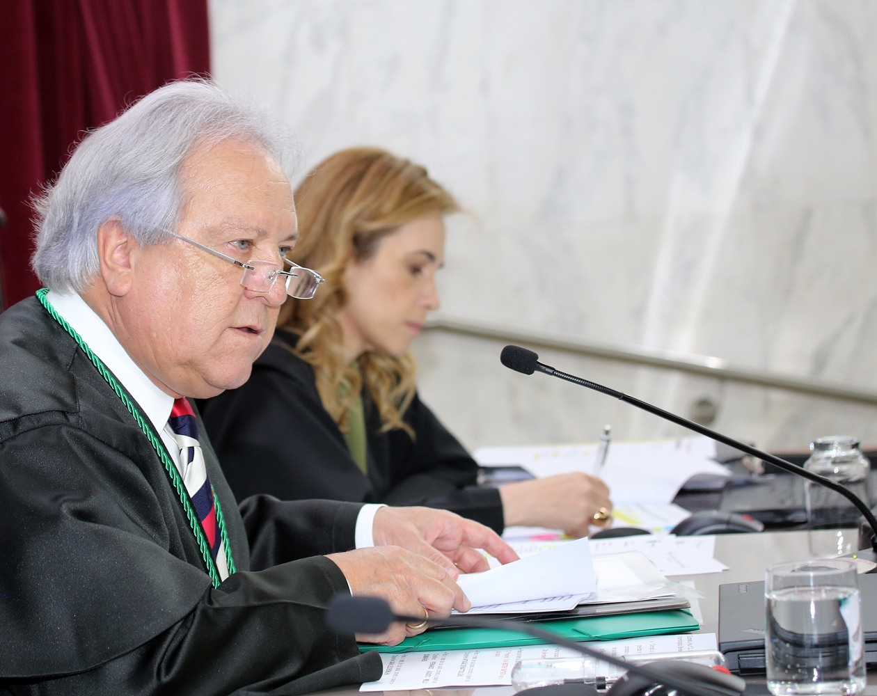 Ao lado da secretária do Tribunal Pleno, Maria Augusta de Oliveira Franco, o presidente, conselheiro Nestor Baptista, comanda sessão de julgamento do colegiado. Foto: Wagner Araújo/Divulgação TCE-PR