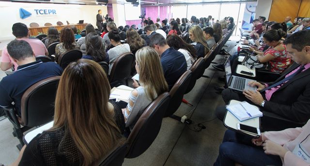 Servidores do TCE-PR participam de curso sobre terceirização de serviços públicos, organizado pela Escola de Gestão Pública do Tribunal. Foto: Wagner Araújo/Divulgação TCE-PR