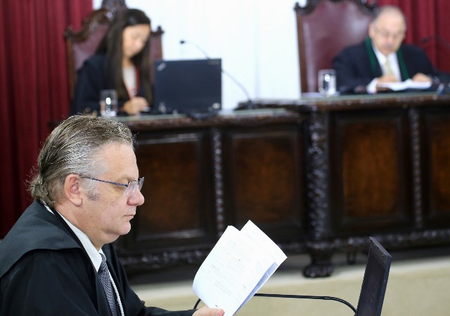 O auditor Cláudio Kania relata processo na Segunda Câmara do TCE-PR, presidida pelo conselheiro Artagão de Mattos Leão. Foto: Wagner Araújo/Divulgação TCE-PR