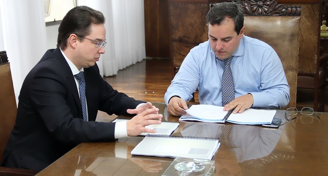 O coordenador de Informações Estratégicas, André Luiz Fernandes entrega o relatório ao presidente do TCE-PR, conselheiro Ivan Bonilha. Foto: Gabriel Maurer de Barros/Divulgação TCE-PR