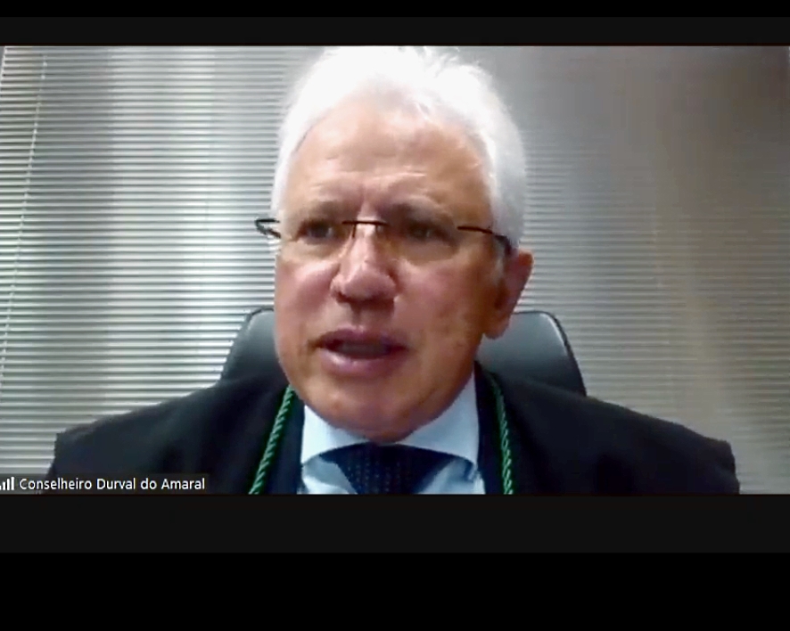 O conselheiro Durval Amaral relata processo em sessão do Tribunal Pleno do TCE-PR realizada por videoconferência.