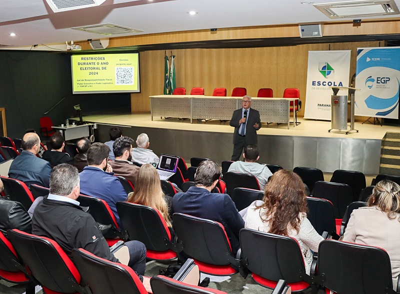 O procurador-geral do Ministério Público de Contas do Estado do Paraná (MPC-PR), Gabriel Guy Léger, durante a oficina Vedações em Período Eleitoral e Encerramento de Mandato, realizada em Curitiba. Foto: Fabiano Contador/TCE-PR