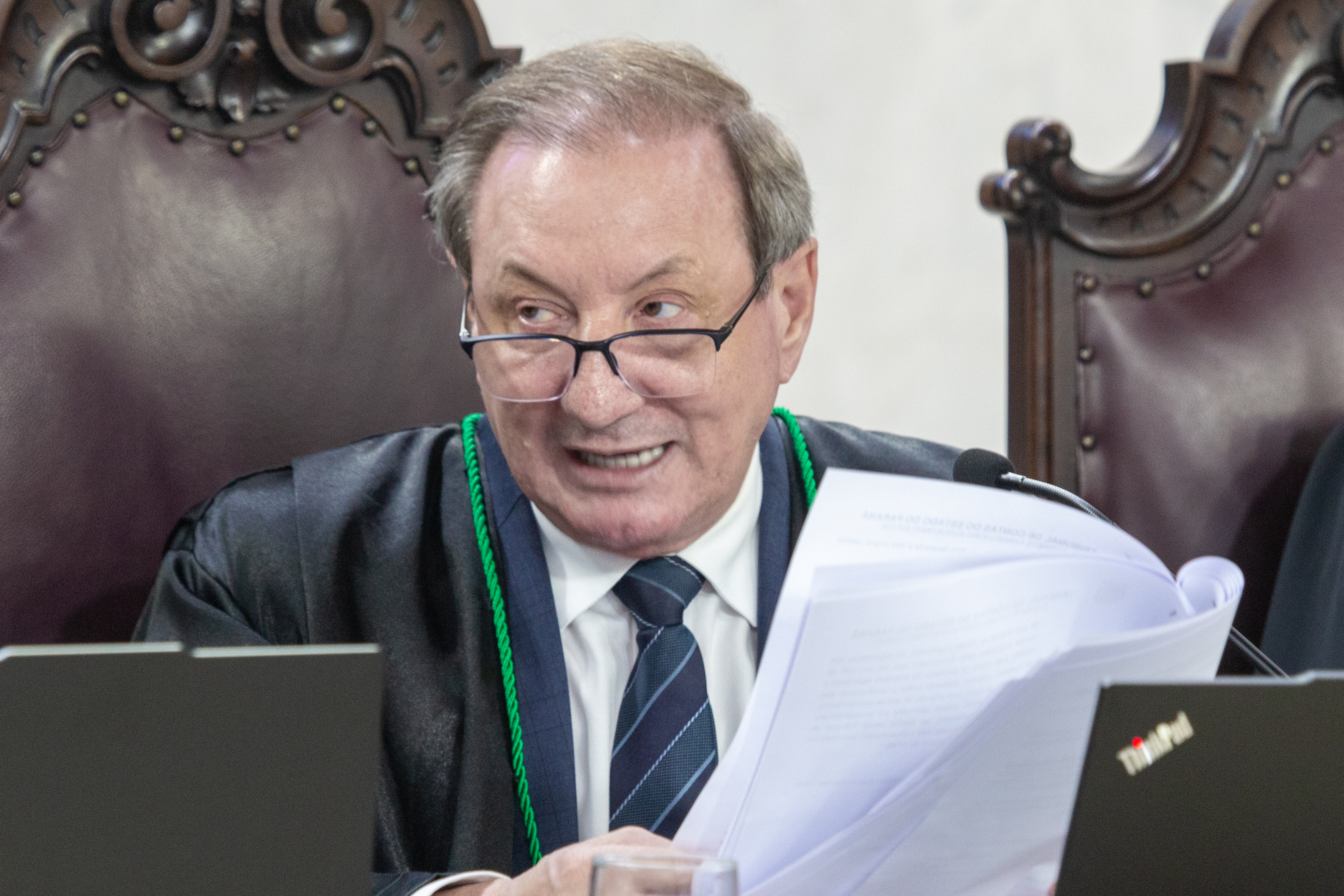 Conselheiro Augustinho Zucchi durante sessão do Tribunal Pleno do TCE-PR