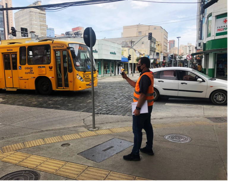 Servidor do TCE-PR verifica conformidade em faixa elevada com piso tátil, que auxilia a locomoção de pessoas com deficiência visual, em fiscalização sobre a mobilidade urbana em Curitiba. Foto: Divulgação/TCE-PR