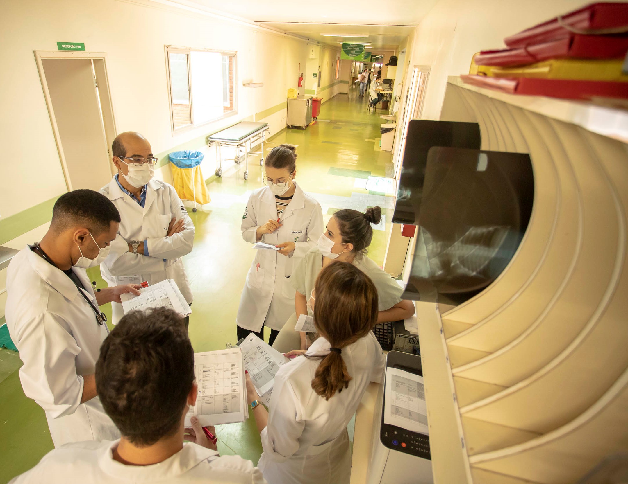 Equipe profissional no Hospital da Universidade Estadual de Maringá (UEM), uma das sete instituições de ensino superior mantidas pelo Estado do Paraná. Foto: Divulgação/UEM