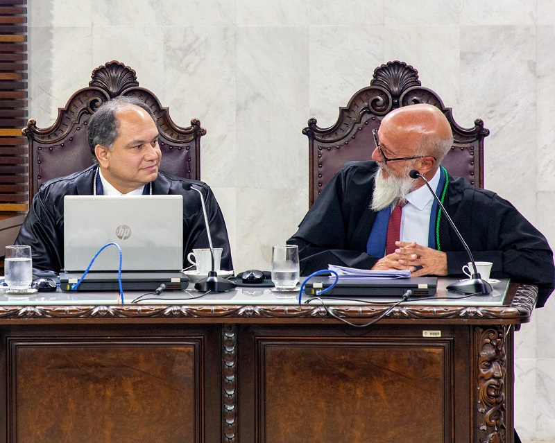 O conselheiro-substituto Livio Sotero Costa e o conselheiro Fernando Guimararães, em sessão do Tribunal Pleno do TCE-PR. Foto: Mauro Beghetto Penteado/TCE-PR