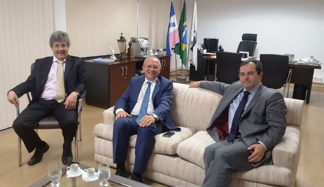 Da esquerda para a direita: o novo presidente do TCE-ES, conselheiro Sérgio Aboudib; o governador do Espírito Santo, Paulo Hartung; e o conselheiro do TCE-PR Ivan Bonilha, presidente eleito do IRB. Foto: Divulgação/TCE-ES