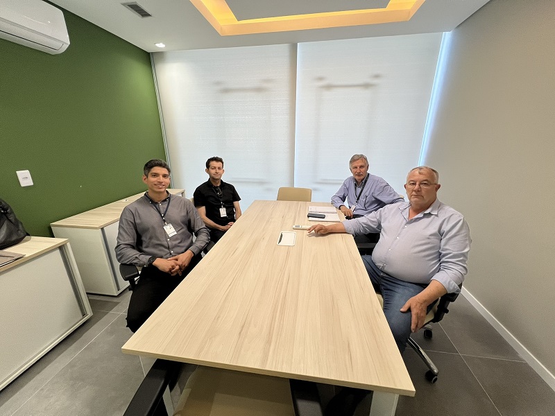 Equipes do TCE-PR e da Ceasa-PR, em reunião para avaliar danos causados por incêndio ocorrido no início de junho na unidade de Curitiba. Foto: TCE-PR