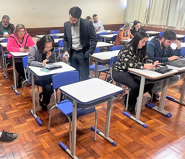 O auditor de controle externo Victor Hugo Aureli de Souza ministra oficina sobre saúde em Maringá. Foto: Marcelo Lancia/Divulgação TCE-PR