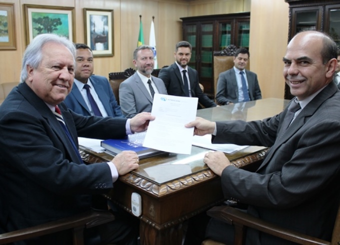 O conselheiro Sebastião Ranna (TCE-ES), à direita na foto, entrega ao presidente do TCE-PR, conselheiro Nestor Baptista, a Declaração de Garantia da Qualidade relativa ao Marco de Medição do Desempenho do Tribunal em 2019. Foto: Omar Nasser Filho/Divulgação TCE-PR