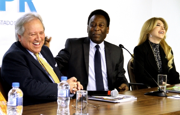 O conselheiro Nestor Baptista, Pelé e a médica do Instituto de Pesquisas Pelé Pequeno Príncipe Mara Lúcia Cordeiro. Foto: Wagner Araújo/Divulgação TCE-PR