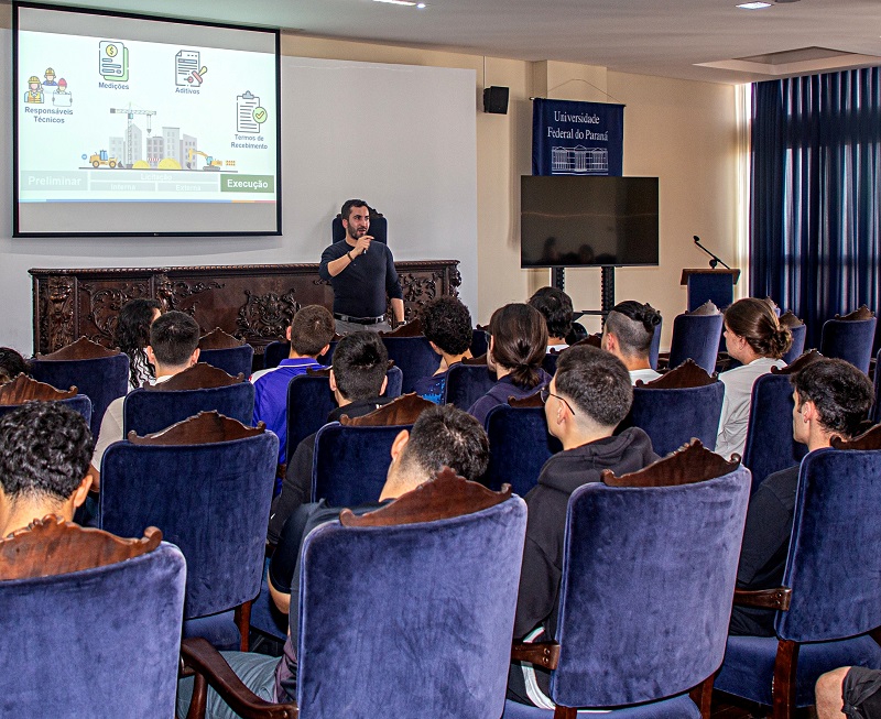 O coordenador de Obras Públicas do TCE-PR, Paulo Daschevi, ministra palestra para estudantes de Engenharia Civil da Universidade Federal do Paraná (UFPR), Em Curitiba. Foto: Mauro Beghetto Penteado/TCE-PR