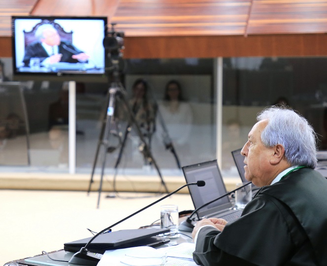 O conselheiro Nestor Baptista relata processo em sessão do Pleno do TCE-PR. Foto: Wagner Araújo/Divulgação TCE-PR