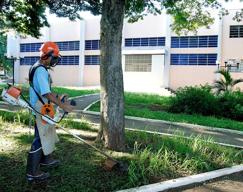 Limpeza urbana: serviço de roçada de praça. Foto: Divulgação