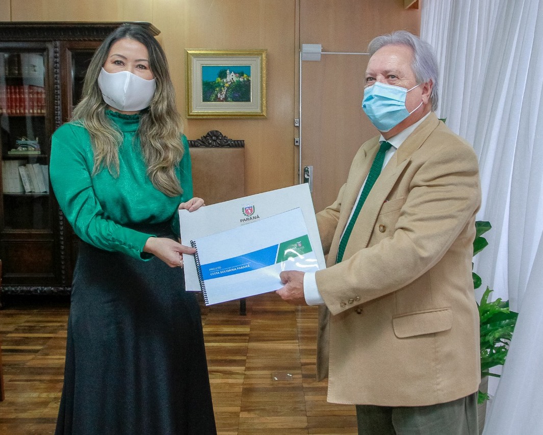 A primeira-dama do Paraná, Luciana Saito Massa, com o presidente do TCE-PR, conselheiro Nestor Baptista. Foto: Agência Estadual de Notícias/Divulgação