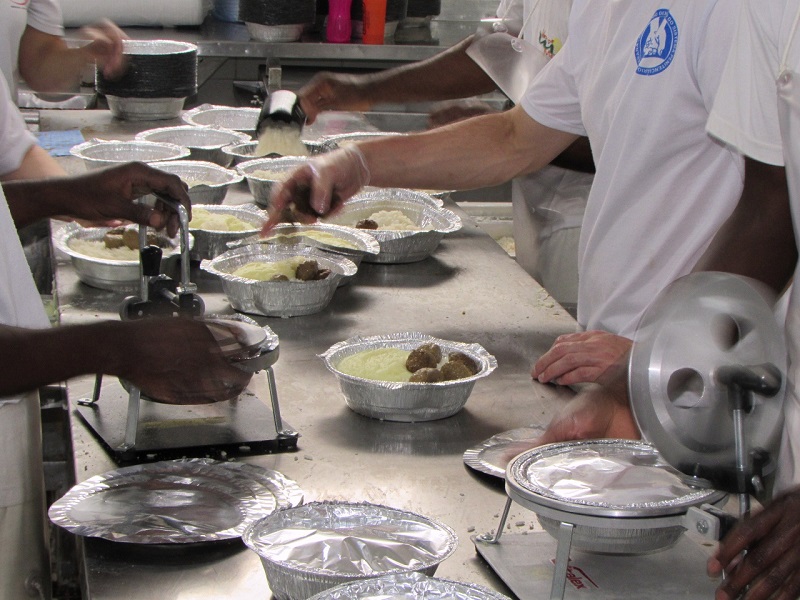 Preparação de marmitas em empresa fornecedora de refeições para o sistema prisional do Paraná, administrado pela Secretaria de Estado da Segurança Pública (Sesp-PR). Foto: Agência Estadual de Notícias (AEN)