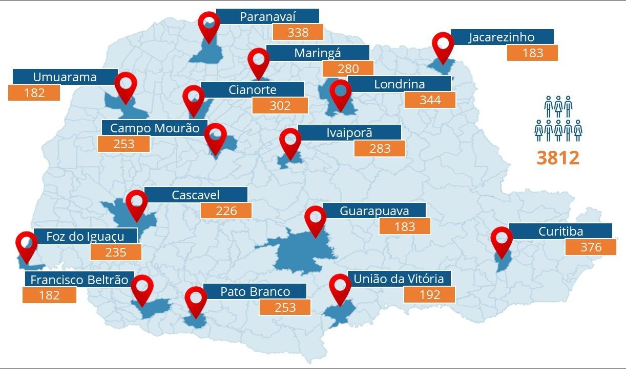 A capacitação foi realizada em 15 municípios, marcados no mapa, envolvendo 3.812 participantes. Infográfico: TCE-PR