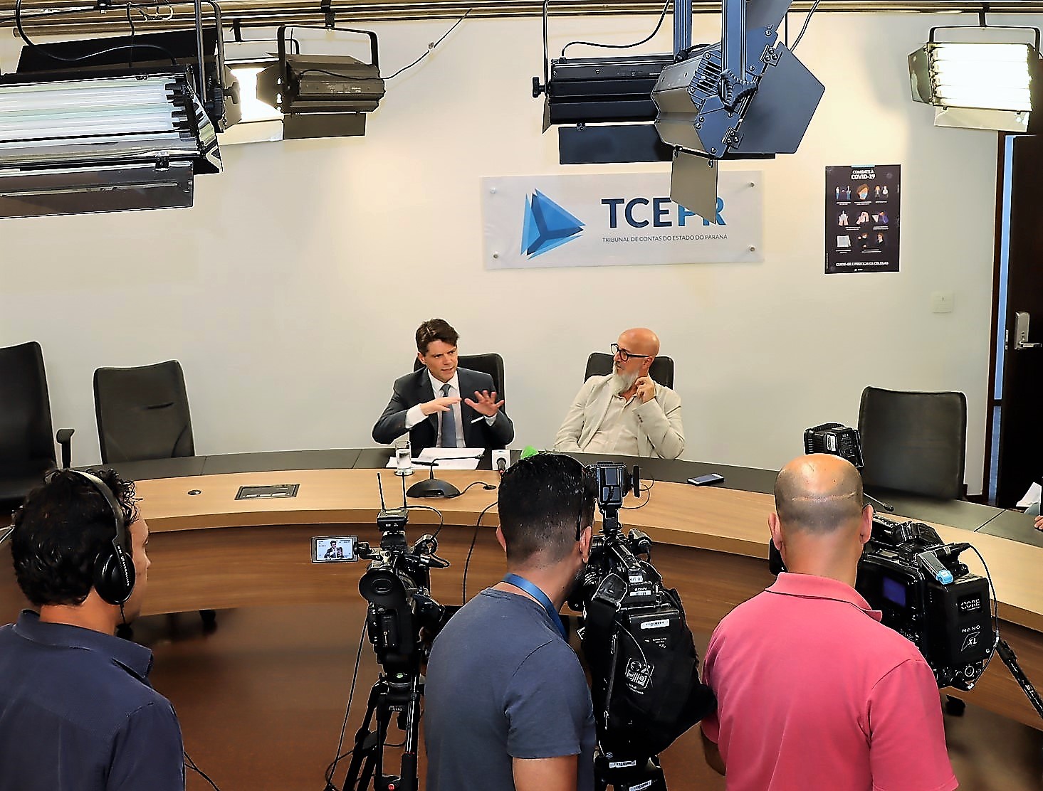 Os conselheiros Fernando Guimarães (à direita) e Ivens Linhares, respectivamente presidente e vice-presidente do TCE-PR, apresentam à imprensa o diagnóstico elaborado pelo Programa de Avaliação de Contas Municipais de Governo (ProGov). Foto: Fabiano Contador/Divulgação TCE-PR