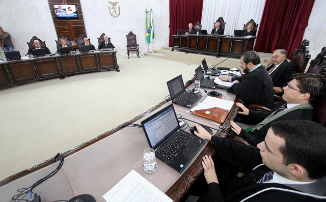 Sessão do Tribunal Pleno em 16 de fevereiro, presidida pelo conselheiro Durval Amaral. Foto: Wagner Araújo/Divulgação TCE-PR