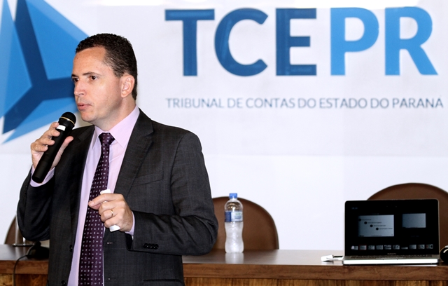 Márcio Bastos Medeiros ministra curso sobre o Plano Plurianual a servidores do TCE-PR. Foto: Wagner Araújo/Divulgação TCE-PR