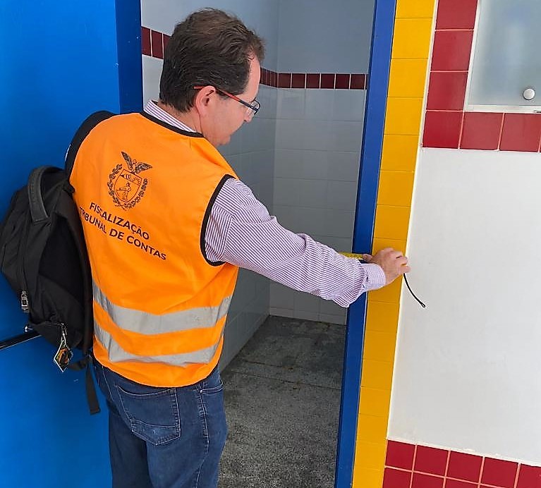 Auditor de controle externo do TCE-PR executa fiscalização sobre manutenção e conservação em escola municipal de Cerro Azul (Região Metropolitana de Curitiba). Foto: Divulgação/TCE-PR