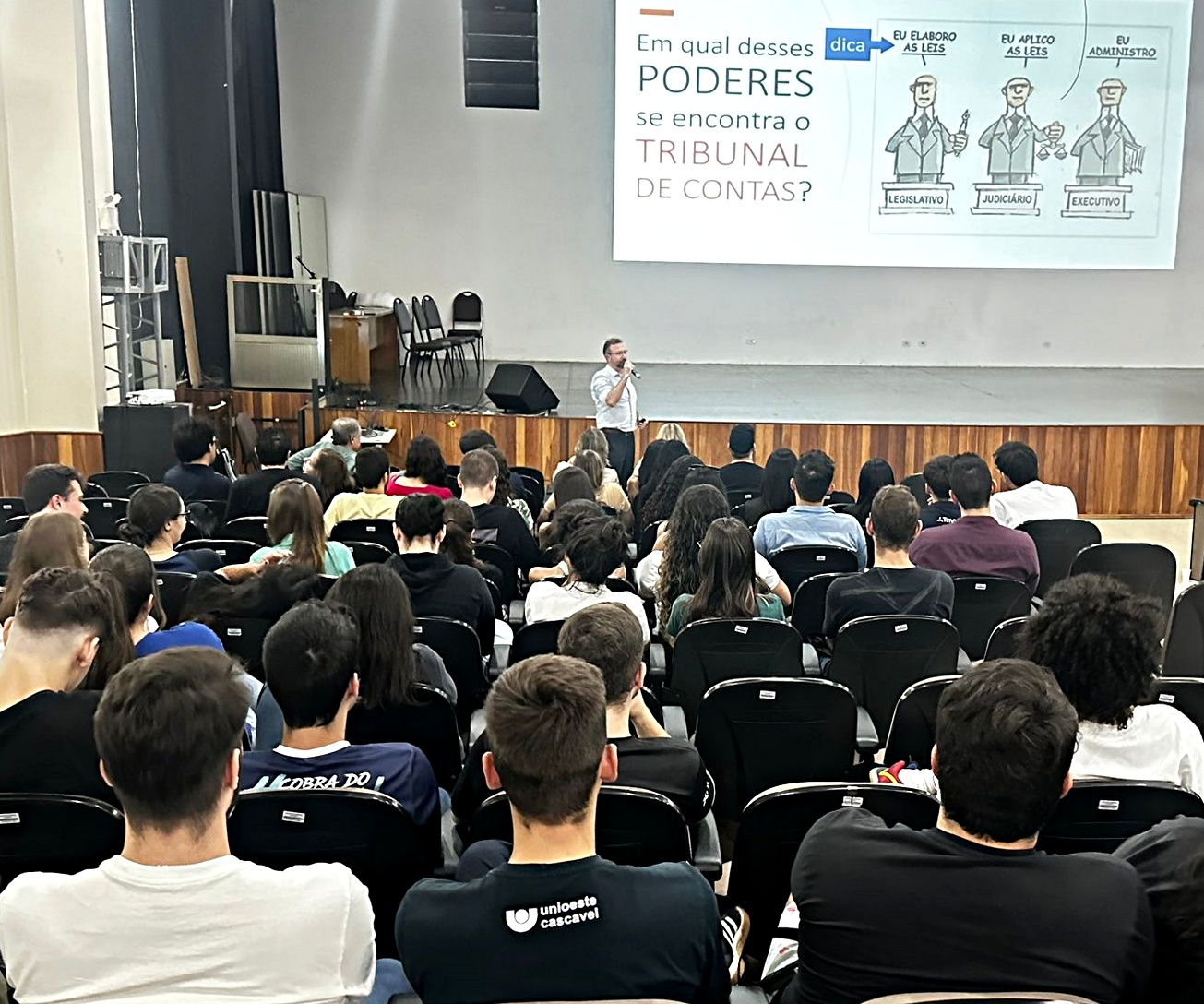O auditor de controle externo Fábio Rosenfeld participa da apresentação, na Universidade Estadual do Oeste do Paraná (Unioeste), do projeto Ver a Cidade, que integra alunos de Engenharia Civil na fiscalização de obras públicas.   Foto: Marcelo Lancia/TCE-PR