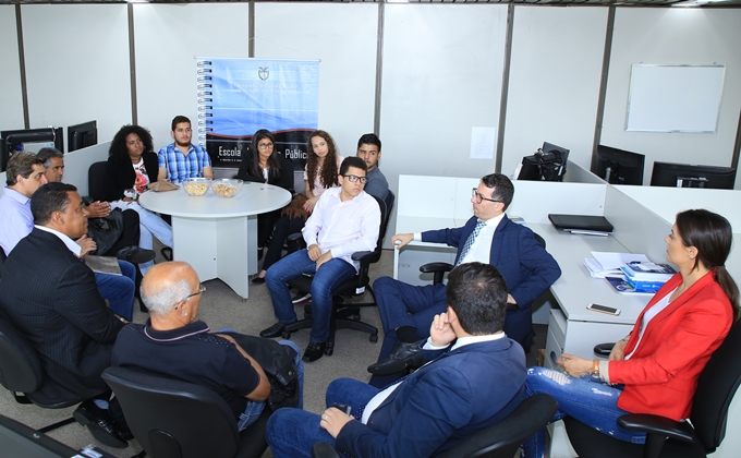 O assessor da Presidência Rhodrigo Deda apresenta as atribuições do TCE-PR a integrantes do parlamento jovem da Câmara Municipal de Iguaraçu. Foto: Wagner Araújo/Divulgação TCE-PR