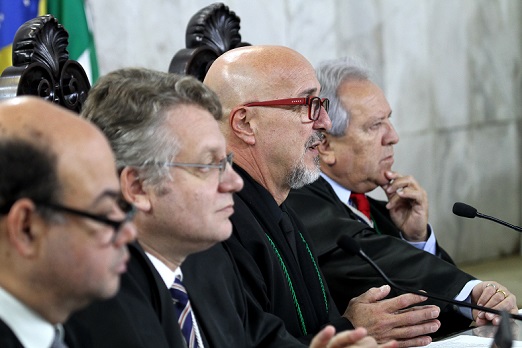 Conselheiro Fernando Guimarães - 3º da esquerda para a direita - relata processo em sessão do Tribunal Pleno do TCE-PR (Foto: Wagner Araújo/Divulgação TCE-PR)