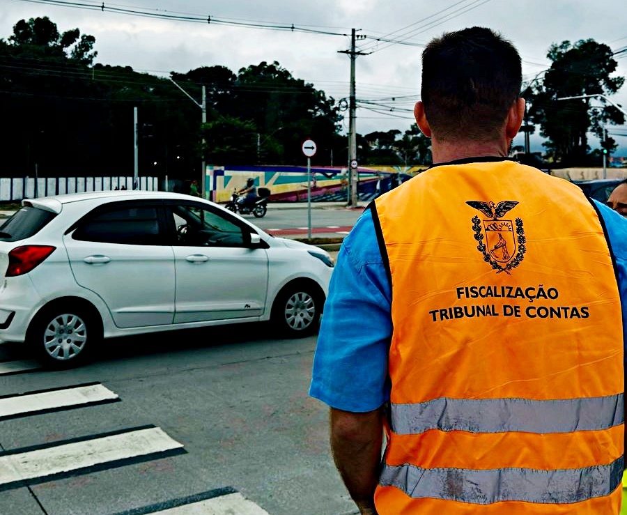 Auditor de controle externo da Coordenadoria de Obras Públicas (COP) do Tribunal de Contas do Estado do Paraná (TCE-PR) durante fiscalização de obras do Programa de Mobilidade Urbana Sustentável de Curitiba. Foto: TCE-PR