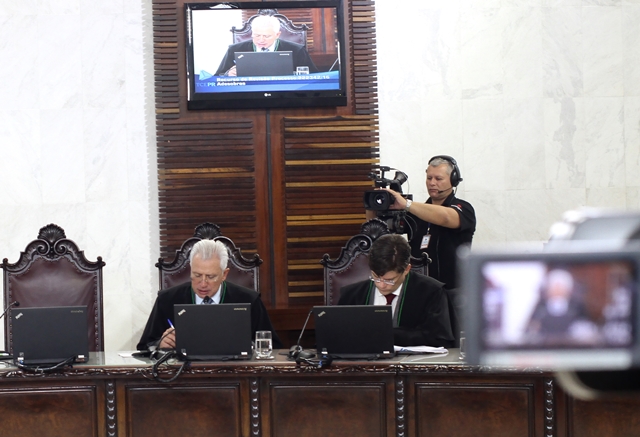 Os conselheiros Durval Amaral (esquerda) e Ivens Linhares, em sessão do Tribunal Pleno. Foto: Wagner Araújo/Divulgação TCE-PR