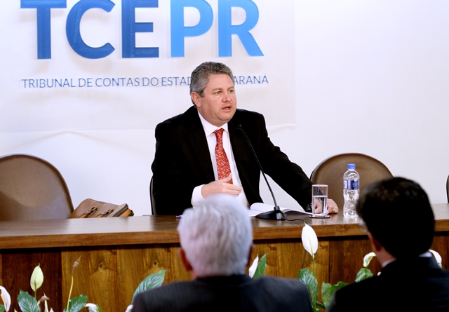 Rogério Ribas, juiz substituto de segundo grau do TJ-PR, em palestra sobre a Lei de Improbidade Administrativa. Foto: Wagner Araújo/Divulgação TCE-PR