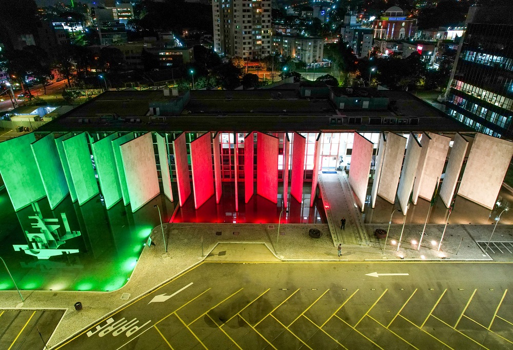 Edifício-Sede do TCE-PR, em Curitiba, iluminado com as cores da bandeira do Rio Grande do Sul, em solidariedade às vítimas da enchente naquele estado. Fabiano Contador/TCE-PR