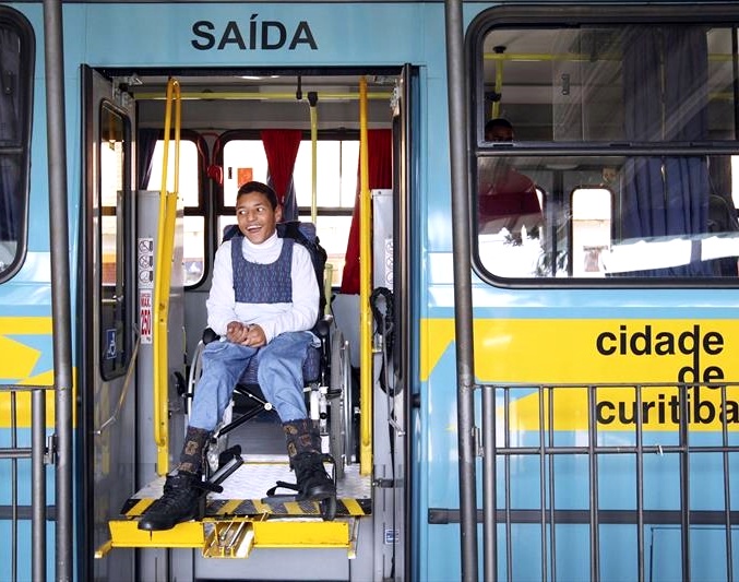 Aluno da rede municipal de ensino de Curitiba com necessidades especias é transportado em ônibus contratado pela administração municipal. Foto: Prefeitura de Curitiba/Divulgação