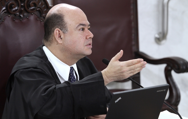O auditor Sérgio Ricardo Valadares Fonseca relata processo na Primeira Câmara do TCE-PR. Foto: Wagner Araújo/Divulgação TCE-PR