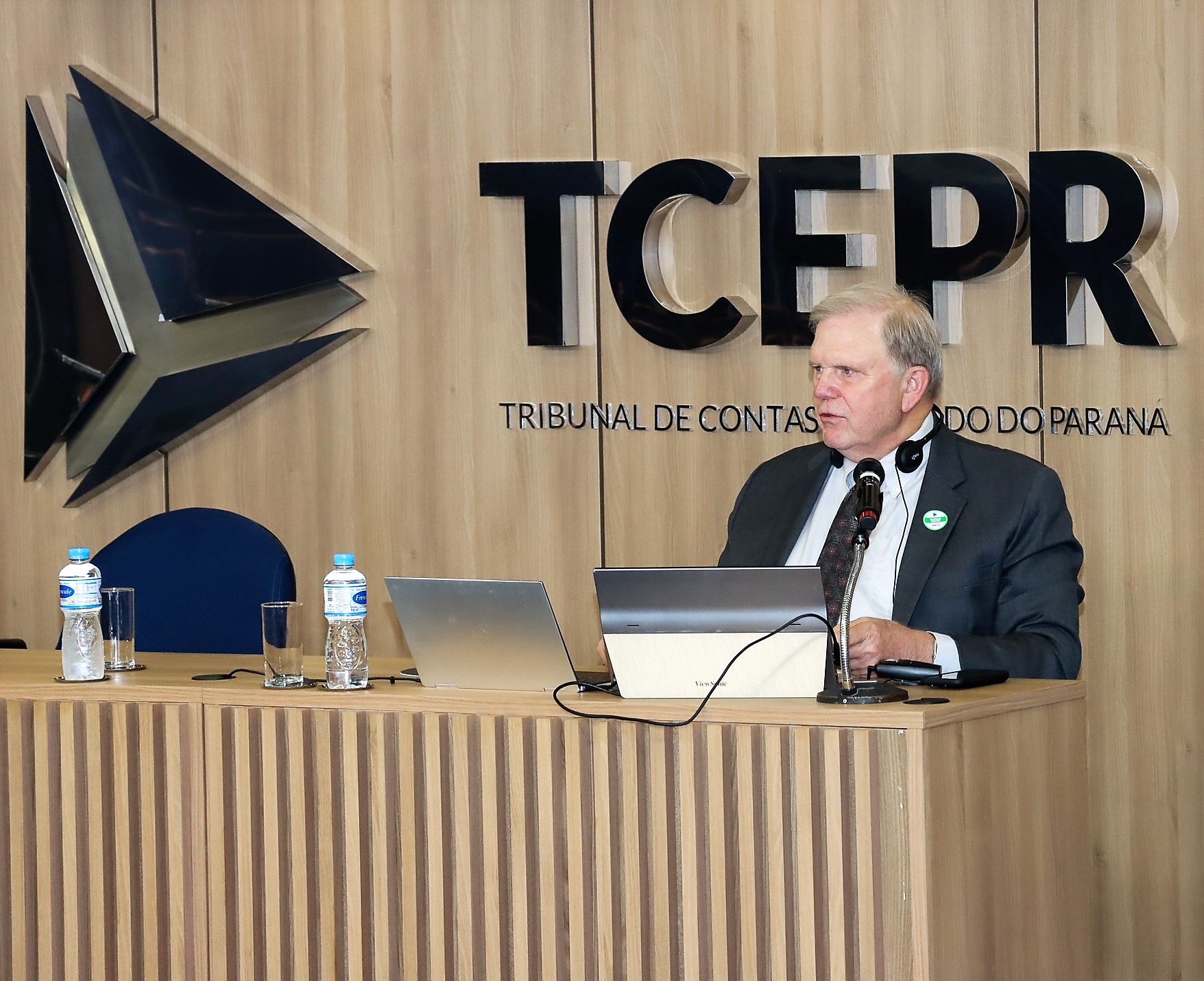 Raymond Barber, representante da empresa Decision Analysis Partners, contratada graças a Termo de Acordo de Assistência Técnica firmado entre o Instituto Rui Barbosa (IRB) e a Agência de Comércio e Desenvolvimento dos Estados Unidos (USTDA), durante em palestra no TCE-PR. Foto: Fabiano Contador/Divulgação TCE-PR